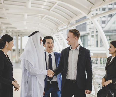 أشخاص يتناقشون